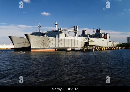 Deux cargos militaires classe Algol ancré dans le port de Baltimore, Maryland Banque D'Images