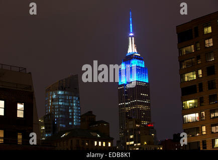 New York, USA. 08Th Jan, 2015. L'Empire State Building de New York est éclairé en bleu avec une sirène rouge rotatif pour saluer ce soir tombé Officiers de NYPD Rafael Ramos & Wenjian Liu. Credit : Oliver Dixon/Alamy Live News Banque D'Images