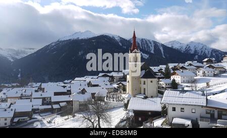 Le village de Obertilliach, Autriche, photographié le 14 décembre 2014. À compter de janvier 2015, le dernier James Bond film 'Stinger' va être tourné ici. Photo : Matthias Roeder/dpa Banque D'Images