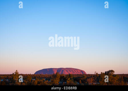 Coucher du soleil sur Uluru vue d'Ayers Rock Resort à Yulara Banque D'Images