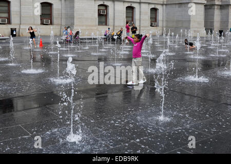 Les enfants jouant dans les fontaines devant l'Hôtel de Ville, Philadelphie, Pennsylvanie Banque D'Images
