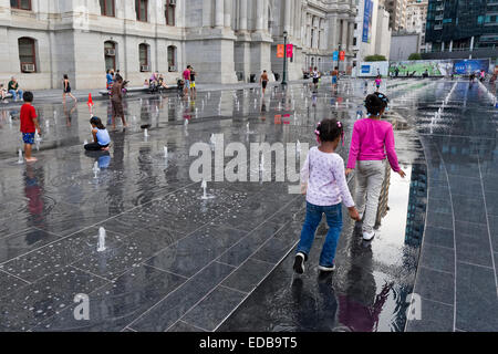 Les enfants jouant dans les fontaines devant l'Hôtel de Ville, Philadelphie, Pennsylvanie Banque D'Images