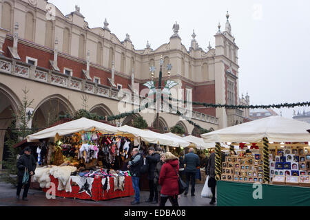 Marché de Noël en face du bâtiment du marché du tissu, de la place du marché, Cracovie, Pologne Banque D'Images