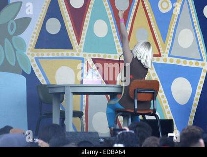 L'exécution de l'eis sur le Jimmy Kimmel Live ! Scène en plein air mettant en vedette : Sia, Sia Furler Où : Los Angeles, California, United States Quand : 02 Juil 2014 Banque D'Images