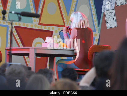 L'exécution de l'eis sur le Jimmy Kimmel Live ! Scène en plein air mettant en vedette : Sia, Sia Furler Où : Los Angeles, California, United States Quand : 02 Juil 2014 Banque D'Images