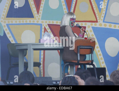 L'exécution de l'eis sur le Jimmy Kimmel Live ! Scène en plein air mettant en vedette : Sia, Sia Furler Où : Los Angeles, California, United States Quand : 02 Juil 2014 Banque D'Images