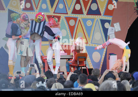 L'exécution de l'eis sur le Jimmy Kimmel Live ! Scène en plein air mettant en vedette : Sia, Sia Furler Où : Los Angeles, California, United States Quand : 02 Juil 2014 Banque D'Images