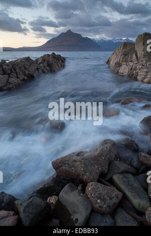 Une vue sur le Loch Scavaig Cuilin vers les collines de Elgol, île de Skye, Écosse Banque D'Images