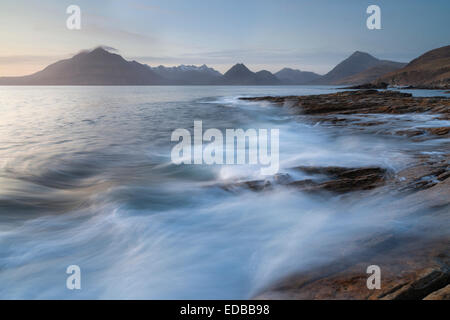 Une vue sur le Loch Scavaig Cuilin vers les collines de Elgol, île de Skye, Écosse Banque D'Images