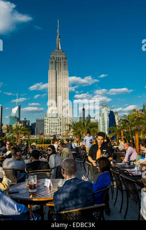 Bar sur le toit et l'Empire State Building, la 5ème Avenue, Manhattan, New York, United States Banque D'Images