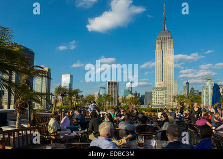 Bar sur le toit et l'Empire State Building, la 5ème Avenue, Manhattan, New York, United States Banque D'Images