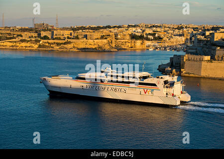 Jean de la Valette Virtu Ferries ferry de la compagnie de transport passant la forteresse du Fort St Angelo dans le Grand Port Banque D'Images