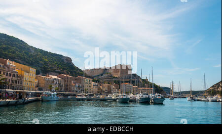 Cityscape, château et port de Bonifacio, Corse, France Banque D'Images