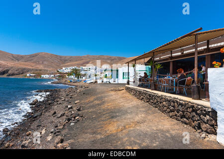 Simple village de pêcheurs près de Playa Quemada, Puerto Calero, Lanzarote, îles Canaries, Espagne Banque D'Images