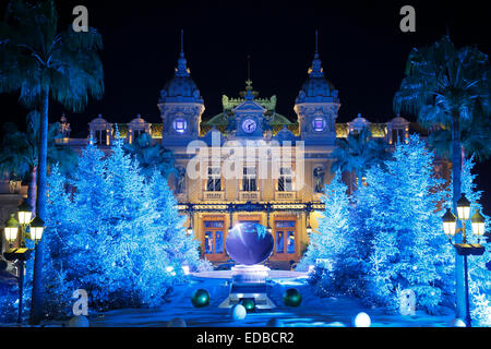Carré de la Casino de Monte-Carlo à l'époque de Noël avec des arbres de Noël illuminés, Monte-Carlo, Principauté de Monaco Banque D'Images