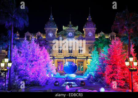 Carré de la Casino de Monte-Carlo à l'époque de Noël avec des arbres de Noël illuminés, Monte-Carlo, Principauté de Monaco Banque D'Images