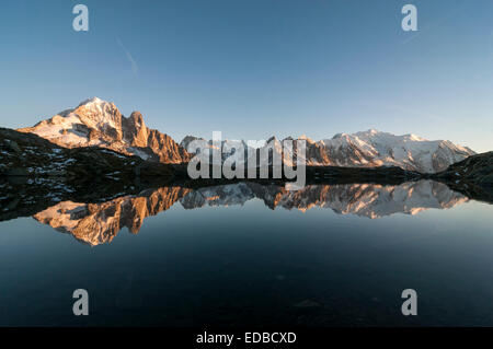 Massif du Mont Blanc reflète dans le Lac de Chesery gauche, Aiguilles de Chamonix, Mont Blanc, Chamonix, France droit Banque D'Images