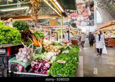 Kiosque de légumes dans la halle, Marché Central de Riga, Riga, Lettonie Banque D'Images