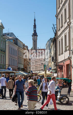 La rue Viru bondé avec l'hôtel de ville situé dans la vieille ville, Tallinn, Estonie Banque D'Images