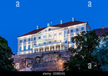 Maison Stenbocki ou Stenbock maja, le siège du gouvernement estonien, à l'heure bleue, Tallinn, Estonie Banque D'Images