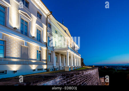 Maison Stenbocki ou Stenbock maja, le siège du gouvernement estonien, à l'heure bleue, Tallinn, Estonie Banque D'Images