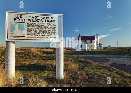 Point Wilson Lighthouse et enneigés Mont Baker au lever du soleil, Fort Warden State Park, Port Townsend, Jefferson County, Washington Banque D'Images