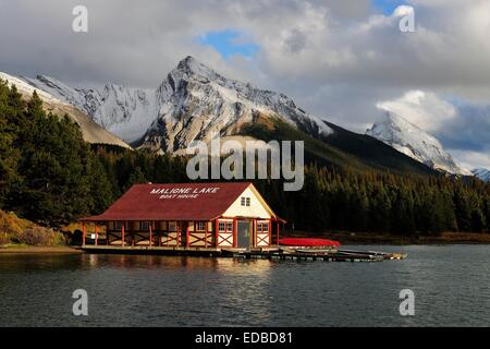 Maison Bateau sur le lac Maligne, Jasper National Park, Alberta, Canada Banque D'Images