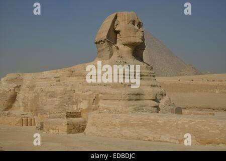 Sphinx ou grand Sphinx de Gizeh, lion à tête humaine, construit au 4ème dynastie égyptienne autour de 2700 avant J.-C., en face de la Banque D'Images