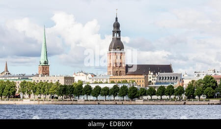 Centre historique avec les rives du fleuve Daugava ou Dvina occidentale, avec la cathédrale de Riga, Riga, Lettonie Banque D'Images