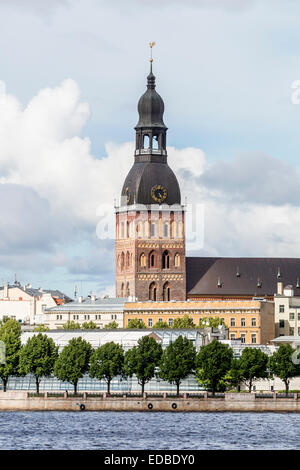 Centre historique avec les rives du fleuve Daugava ou Dvina occidentale, avec la cathédrale de Riga, Riga, Lettonie Banque D'Images