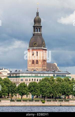 Centre historique avec les rives du fleuve Daugava ou Dvina occidentale, avec la cathédrale de Riga, Riga, Lettonie Banque D'Images