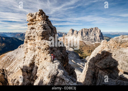 Les alpinistes lors de l'ascension du Piz Selva sur l'Pößnecker vai ferrata dans le groupe du Sella Sella au col, derrière la Banque D'Images