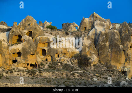 Des habitations troglodytiques, des formations de tuf, du parc national de Göreme, Göreme, Nevşehir Province, Cappadoce, Turquie Banque D'Images