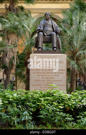 Statue de Gioacchino Antonio Rossini par Carlo Marochetti, dans la cour du conservatoire Conservatorio Statale di Banque D'Images