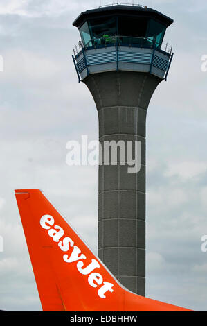 La tailfin d'un avion EasyJet à l'aéroport de Luton, Londres. Banque D'Images