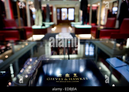 Close-up photo de vêtements et accessoires dans le magasin phare Gieves & Hawkes sur Savile Row. Banque D'Images