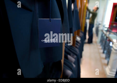 Un rail de mens Blue Jackets dans le flagship store Gieves and Hawkes sur Savile Row, Londres. Banque D'Images