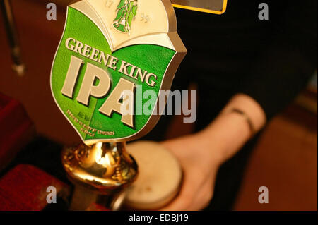 L'image montre une pinte de Greene King IPA d'être servi dans un pub de Londres. Banque D'Images