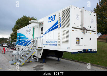 Scanner IRM mobile dans un trailer à un hôpital du NHS Banque D'Images