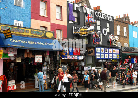 Le Quartier Gothique et des boutiques de vêtements de rechange, Camden High Street Banque D'Images
