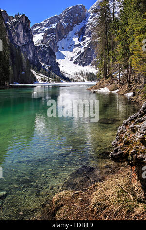 Lago di Braies alias Pragser Wildsee en Tyrol du Sud, Italie Banque D'Images