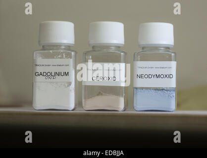 Les terres rares d'oxyde de gadolinium, un oxyde oxyde cer neodyme sont illustrés à l'Tradium GmbH à Francfort, Allemagne, novembre 2012.5 Tradium est considéré comme l'un des commerçants les plus connues d'Europe dans la technologie des métaux et terres rares. Photo : Frank Rumpenhorst/dpa Banque D'Images