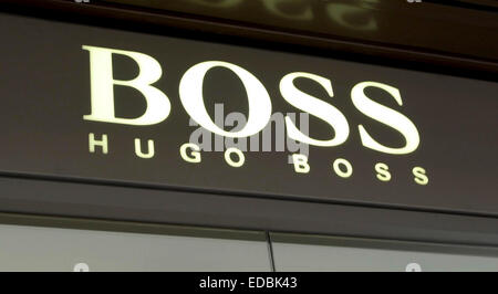 L'image montre le logo Hugo Boss au-dessus d'une entrée du magasin. Banque D'Images