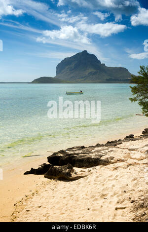 L'île Maurice, le morne, petite plage vide à côté lagon protégé Banque D'Images