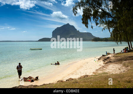 XMauritius, le morne, week-end, détente sur la plage à côté de l'abri vide petit lagoon Banque D'Images