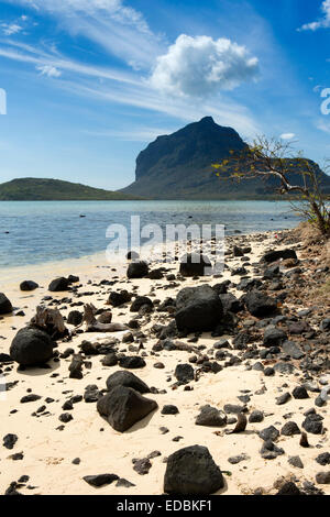 L'Ile Maurice, le Morne Brabant, dans la montagne de la baie rock plage cloutés Banque D'Images