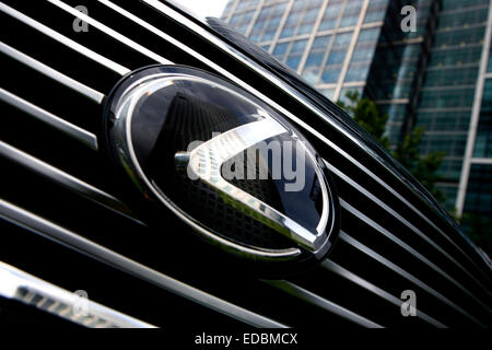 Photo montre une Lexus hautement polies à Canary Wharf, Londres. Avec l'emblème du Canada en raison de l'édifice carré. Banque D'Images
