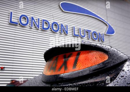 Un taxi attend les clients de l'Aéroport International de Luton à Londres Banque D'Images