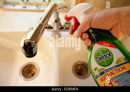 Sur la photo : Dettol pulvérisation anti-bactérien, une marque Reckitt Benckiser. Banque D'Images