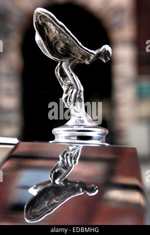 Un Voir le détail d'une voiture Rolls-Royce et son logo, la célèbre statue de femme ailée Banque D'Images